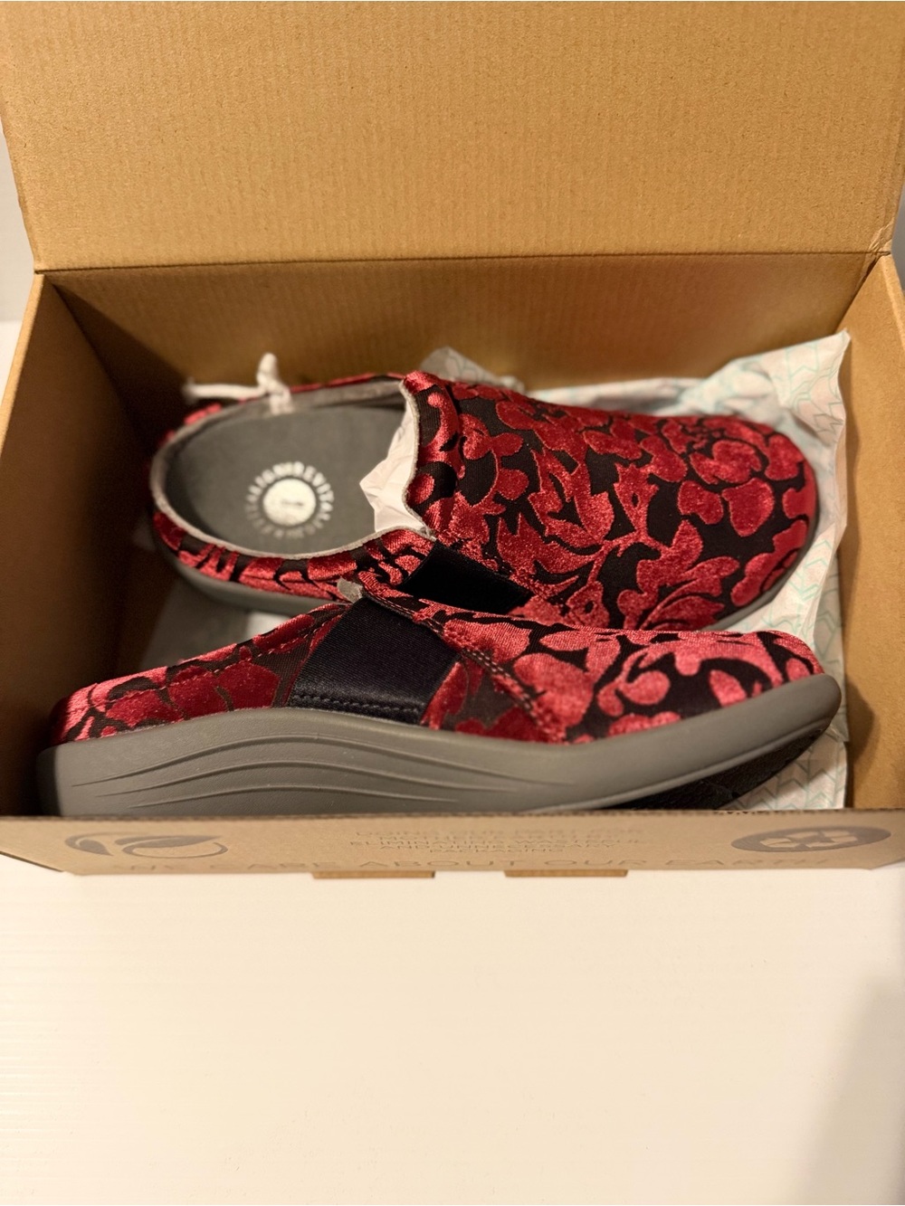 Waco Women’s Slip-On Comfort Shoe in Red Floral size 7